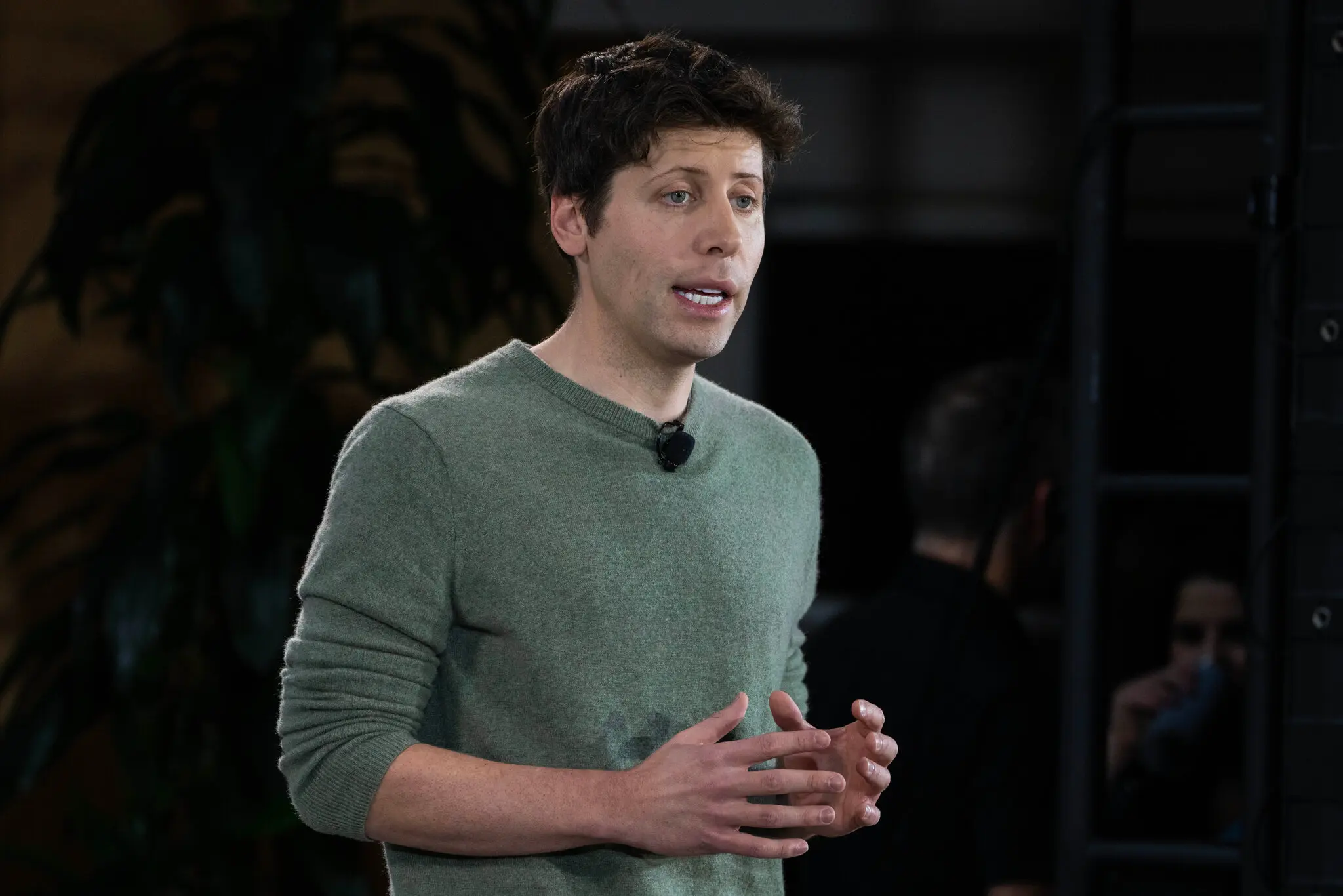 You are currently viewing Sam Altman gets hired by Microsoft just hours after OpenAI rejects his return.